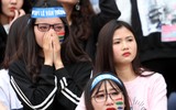 Nữ sinh tạo sắc màu sống động trên khán đài Hàng Đẫy