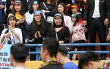 Nữ sinh tạo sắc màu sống động trên khán đài Hàng Đẫy