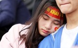 Nữ sinh tạo sắc màu sống động trên khán đài Hàng Đẫy