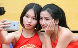 Nữ sinh tạo sắc màu sống động trên khán đài Hàng Đẫy