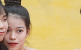 Nữ sinh tạo sắc màu sống động trên khán đài Hàng Đẫy