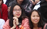 Nữ sinh tạo sắc màu sống động trên khán đài Hàng Đẫy