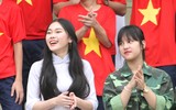 Nữ sinh tạo sắc màu sống động trên khán đài Hàng Đẫy