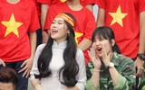 Nữ sinh tạo sắc màu sống động trên khán đài Hàng Đẫy