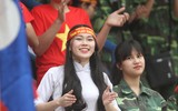 Nữ sinh tạo sắc màu sống động trên khán đài Hàng Đẫy