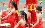 Nữ sinh tạo sắc màu sống động trên khán đài Hàng Đẫy
