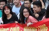 Nữ sinh tạo sắc màu sống động trên khán đài Hàng Đẫy