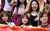 Nữ sinh tạo sắc màu sống động trên khán đài Hàng Đẫy