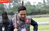 [ẢNH] Nữ xạ thủ phấn khích khi được trổ tài bắn đĩa bay với các 