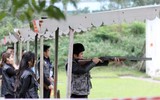 [ẢNH] Nữ xạ thủ phấn khích khi được trổ tài bắn đĩa bay với các 