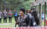 [ẢNH] Nữ xạ thủ phấn khích khi được trổ tài bắn đĩa bay với các 