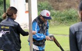 [ẢNH] Nữ xạ thủ phấn khích khi được trổ tài bắn đĩa bay với các 