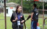 [ẢNH] Nữ xạ thủ phấn khích khi được trổ tài bắn đĩa bay với các 
