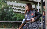 [ẢNH] Nữ xạ thủ phấn khích khi được trổ tài bắn đĩa bay với các 