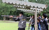 [ẢNH] Nữ xạ thủ phấn khích khi được trổ tài bắn đĩa bay với các 