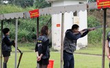 [ẢNH] Nữ xạ thủ phấn khích khi được trổ tài bắn đĩa bay với các 