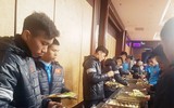 U23 Việt Nam mặc ấm, uống trà gừng để chống chọi cái lạnh ở Trung Quốc