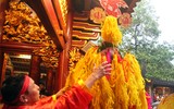 Bỏ tục 'cướp giò hoa tre', người dân kiên nhẫn xếp hàng xin 'lộc' Thánh Gióng