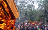Bỏ tục 'cướp giò hoa tre', người dân kiên nhẫn xếp hàng xin 'lộc' Thánh Gióng