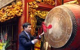 Bỏ tục 'cướp giò hoa tre', người dân kiên nhẫn xếp hàng xin 'lộc' Thánh Gióng