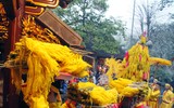 Bỏ tục 'cướp giò hoa tre', người dân kiên nhẫn xếp hàng xin 'lộc' Thánh Gióng