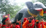 Bỏ tục 'cướp giò hoa tre', người dân kiên nhẫn xếp hàng xin 'lộc' Thánh Gióng