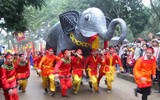 Bỏ tục 'cướp giò hoa tre', người dân kiên nhẫn xếp hàng xin 'lộc' Thánh Gióng