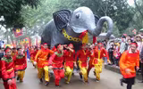 Bỏ tục 'cướp giò hoa tre', người dân kiên nhẫn xếp hàng xin 'lộc' Thánh Gióng