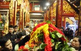 Bỏ tục 'cướp giò hoa tre', người dân kiên nhẫn xếp hàng xin 'lộc' Thánh Gióng