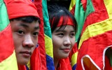 Bỏ tục 'cướp giò hoa tre', người dân kiên nhẫn xếp hàng xin 'lộc' Thánh Gióng