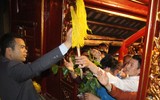 Bỏ tục 'cướp giò hoa tre', người dân kiên nhẫn xếp hàng xin 'lộc' Thánh Gióng