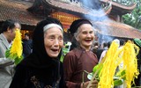 Bỏ tục 'cướp giò hoa tre', người dân kiên nhẫn xếp hàng xin 'lộc' Thánh Gióng