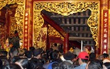Bỏ tục 'cướp giò hoa tre', người dân kiên nhẫn xếp hàng xin 'lộc' Thánh Gióng
