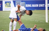 Thắng trận, cầu thủ U17 PVF cúi đầu lễ phép trước ban huấn luyện đối phương