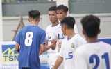 Thắng trận, cầu thủ U17 PVF cúi đầu lễ phép trước ban huấn luyện đối phương