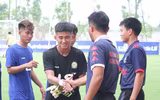 Thắng trận, cầu thủ U17 PVF cúi đầu lễ phép trước ban huấn luyện đối phương