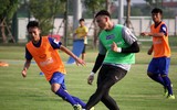 [ẢNH] Thiếu nửa đội hình, thầy Park xếp thủ môn Văn Lâm đá đối kháng