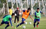 [ẢNH] Thiếu nửa đội hình, thầy Park xếp thủ môn Văn Lâm đá đối kháng