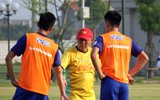 [ẢNH] Thiếu nửa đội hình, thầy Park xếp thủ môn Văn Lâm đá đối kháng