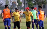 [ẢNH] Thiếu nửa đội hình, thầy Park xếp thủ môn Văn Lâm đá đối kháng