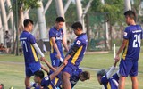 [ẢNH] Thiếu nửa đội hình, thầy Park xếp thủ môn Văn Lâm đá đối kháng
