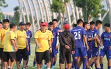 [ẢNH] Thiếu nửa đội hình, thầy Park xếp thủ môn Văn Lâm đá đối kháng
