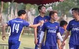 [ẢNH] Đáng yêu hình ảnh Công Phượng kéo ô che cho đồng đội nghỉ ngơi