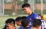 [ẢNH] Đáng yêu hình ảnh Công Phượng kéo ô che cho đồng đội nghỉ ngơi