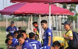 [ẢNH] Đáng yêu hình ảnh Công Phượng kéo ô che cho đồng đội nghỉ ngơi