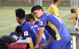 [ẢNH] Đáng yêu hình ảnh Công Phượng kéo ô che cho đồng đội nghỉ ngơi