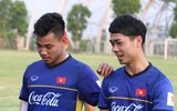 [ẢNH] Đáng yêu hình ảnh Công Phượng kéo ô che cho đồng đội nghỉ ngơi