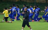 HLV Park Hang-seo cho học trò chơi... bóng ném trước giải tứ hùng