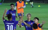 HLV Park Hang-seo cho học trò chơi... bóng ném trước giải tứ hùng