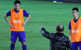 HLV Park Hang-seo cho học trò chơi... bóng ném trước giải tứ hùng